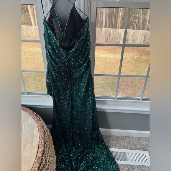 Cinderella Divine CH225 in Emerald Green - Picture 8 of 12